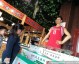 山东邹平饭店惊现“巨人”迎宾，姚明蜡像身穿火箭队服引围观
