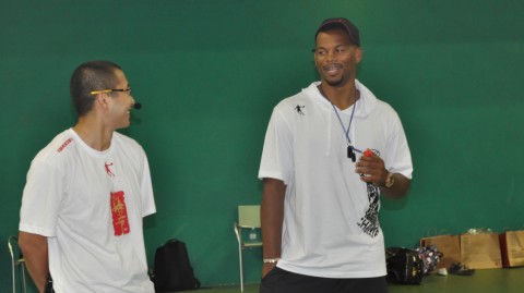 海耶斯中国行当裁判成经典一幕，矮个中锋防守传奇至今仍在延续