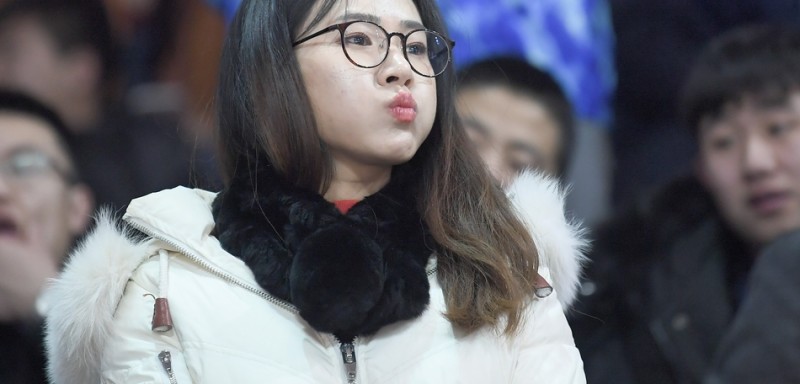 冰雪赛场上的靓丽风景线 吉林女球迷点燃寒冬激情
