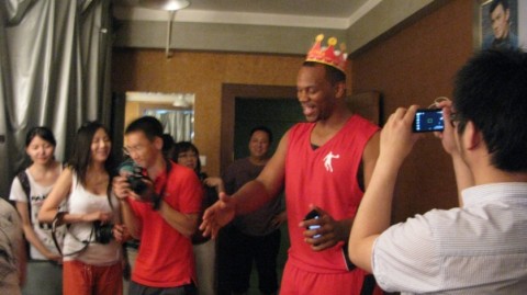 海耶斯生日庆典回顾切蛋糕耍球偷吃,工作人员欢庆,姚明老队友畅谈总决赛