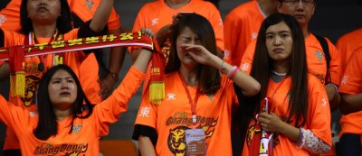 东莞愁云：八冠王主场梦碎，女球迷泪洒赛场