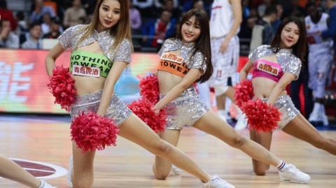 赛场边的热舞精灵：CBA啦啦宝贝的性感与激情