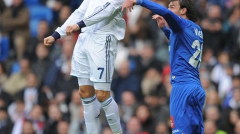 拉菲尼亚双响+梅西血染赛场，巴萨3-2皇马卫冕西超杯