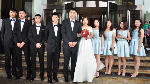泉城十月迎佳期，山东男篮吴轲大婚爱子送戒指定格温馨