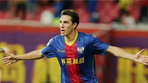 青岛西海岸11号戴维森：从续约留队到保级困局，这杆11号旗还能扛多久？